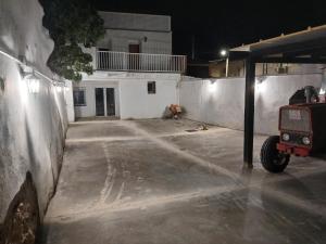 un estacionamiento frente a un edificio por la noche en Habitación Higuera, en Lumpiaque 1 foto más