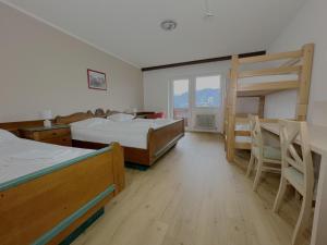 Postel nebo postele na pokoji v ubytování Mountain Hostel + 37 fotografií