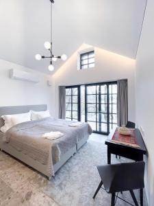 Postel nebo postele na pokoji v ubytování Lakeview Modern Karaim Cottage Trakai