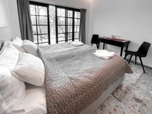 Postel nebo postele na pokoji v ubytování Lakeview Modern Karaim Cottage Trakai