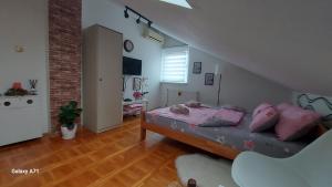 Una televisión o centro de entretenimiento en Apartman "Andjela"