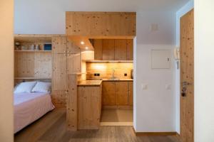 una camera da letto con un letto e un lavandino in una stanza di La Gemma a Celerina