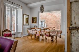 Et opholdsområde på Casa Boutique San Bernardo, con jacuzzi y parking.