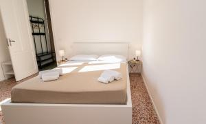 Postel nebo postele na pokoji v ubytování Valguarnera Studio Apartments