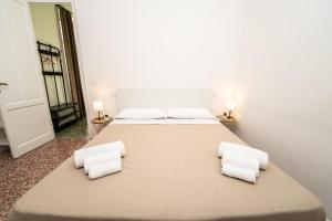 Postel nebo postele na pokoji v ubytování Valguarnera Studio Apartments