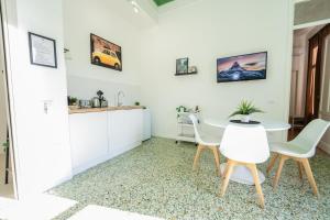 Kuchyň nebo kuchyňský kout v ubytování Valguarnera Studio Apartments