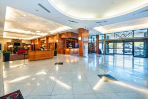 a lobby of a building with a large room with windows at Grand Park Hotel Vancouver Airport, an Ascend Collection Hotel in Richmond