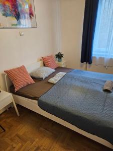 Postel nebo postele na pokoji v ubytování Downtown Gem Rooms