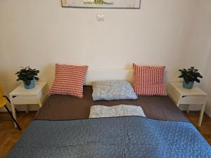 Postel nebo postele na pokoji v ubytování Downtown Gem Rooms
