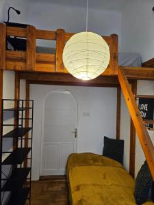 Postel nebo postele na pokoji v ubytování Downtown Gem Rooms