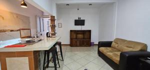 kuchnia i salon z kanapą i stołem w obiekcie Depa Púrpura Caracol w mieście San Antonio de la Cal +22 zdjęcia