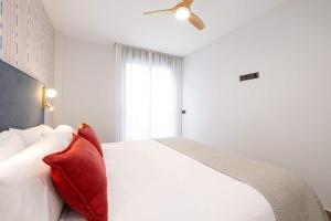 Ένα ή περισσότερα κρεβάτια σε δωμάτιο στο Beach and golf at modern apartment +21 φωτογραφίες