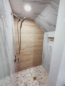 Koupelna v ubytování Stylish 2 BR 1 BA Apartment - Steps to the Ocean - Hidden Gem