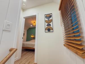 Giường trong phòng chung tại Stylish 2 BR 1 BA Apartment - Steps to the Ocean - Hidden Gem