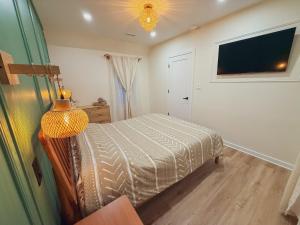 Giường trong phòng chung tại Stylish 2 BR 1 BA Apartment - Steps to the Ocean - Hidden Gem