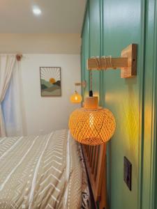Giường trong phòng chung tại Stylish 2 BR 1 BA Apartment - Steps to the Ocean - Hidden Gem