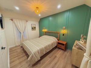 Giường trong phòng chung tại Stylish 2 BR 1 BA Apartment - Steps to the Ocean - Hidden Gem