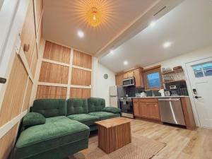 Nhà bếp/bếp nhỏ tại Stylish 2 BR 1 BA Apartment - Steps to the Ocean - Hidden Gem