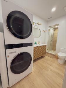 Phòng tắm tại Stylish 2 BR 1 BA Apartment - Steps to the Ocean - Hidden Gem