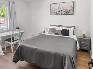 Un dormitorio con una cama, un escritorio y una silla. en Modern 2B1B Near SAP, SJSU, Convention Center, en San José