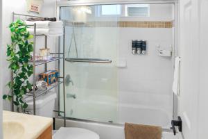 Un baño con ducha, inodoro y lavabo. en Modern 2B1B Near SAP, SJSU, Convention Center, en San José 28 fotos más