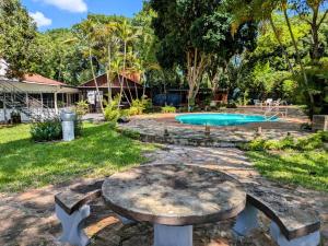 Bazén v ubytování Un Oasis Natural a Minutos de Asunción nebo v jeho okolí
