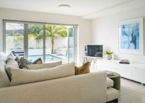 Μια τηλεόραση ή/και κέντρο ψυχαγωγίας στο Resort Style Apartment