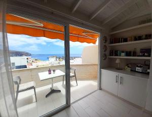 ロス・クリスティアーノスにあるCasa Sonnyの海の景色を望むキッチン(テーブル付)