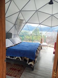1 dormitorio con 1 cama en una tienda geodésica en Hospedaje Mafer, en Guatavita