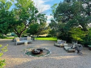 un gruppo di divani e un braciere in un cortile di Historic Adobe 1 acre compound ultimate Santa Fe immersion Classic & Dreamy a Santa Fe Altre 24 foto