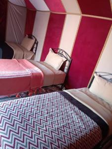 Postel nebo postele na pokoji v ubytování Mars Desert Camp Merzouga