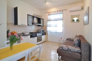 Kuchyň nebo kuchyňský kout v ubytování Apartment Karmen + 15 fotografií