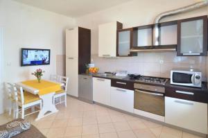 Kuchyň nebo kuchyňský kout v ubytování Apartment Karmen