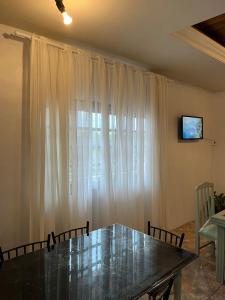 TV a/nebo společenská místnost v ubytování Espia Mata - Pousada Hostel