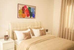 都灵CoCoHoUsE的一间卧室,上方有一张画作