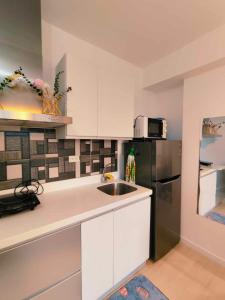 Kuchyň nebo kuchyňský kout v ubytování CHILL City Escapes at Azure Urban Residences