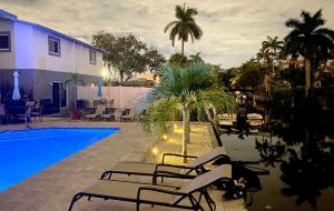 フォート・ローダーデールにあるTarpon Harbor 2 - Waterfront townhouse near pool, beach, downtown Las Olasのラウンジチェア付きのスイミングプールが隣接しています。