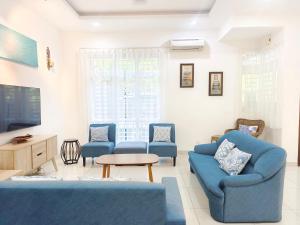 Χώρος καθιστικού στο Ocean 25 Shamrock Beach Big Group 6 Bedroom 5 Bathroom with Pool