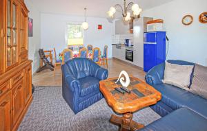 Una sala de estar con un sofá y sillas y una mesa. en Ferienhaus Trassenheide, en Trassenheide