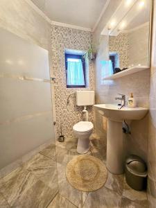 łazienka z toaletą, umywalką i prysznicem w obiekcie Apartments with a parking space Malinska (Krk) - 2390 w mieście Malinska