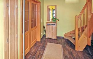 un corridoio con pareti verdi e pavimenti e scale in legno di Ferienhaus Feldberger a Feldberg