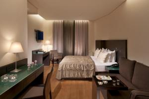 Televízia a/alebo spoločenská miestnosť v ubytovaní O&B Athens Boutique Hotel