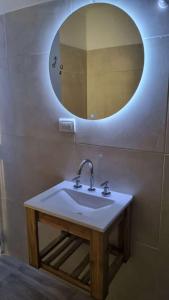 ein Badezimmer mit Waschbecken und Spiegel in der Unterkunft Mar & Luna in San Antonio Oeste