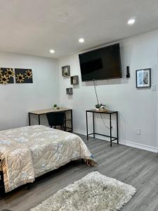 ein Schlafzimmer mit einem Bett und einem Flachbildfernseher in der Unterkunft K1 Private Bathroom Queen Bed Room in Mississauga
