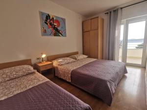 Postel nebo postele na pokoji v ubytování Apartments by the sea Zivogosce - Mala Duba, Makarska - 18626