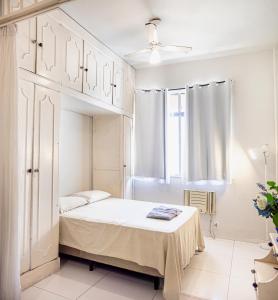 a small bedroom with a bed and a window at Studio completo na praia de Copacabana com ar, wifi, netflix, até 4 pessoas, FUNDOS CLARO E SILENCIOSO, pauloangerami PJ135 in Rio de Janeiro