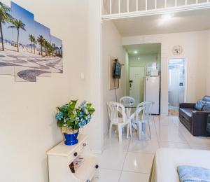 a living room with a couch and a table at Studio completo na praia de Copacabana com ar, wifi, netflix, até 4 pessoas, FUNDOS CLARO E SILENCIOSO, pauloangerami PJ135 in Rio de Janeiro