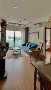 a large living room with a bed and a couch at Mian Sapphire Home toà S1 S2 in Ha Long