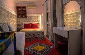 Postel nebo postele na pokoji v ubytování Riad MSholidays jacuzzi privatisé Marrakech