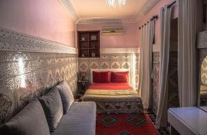 Postel nebo postele na pokoji v ubytování Riad MSholidays jacuzzi privatisé Marrakech